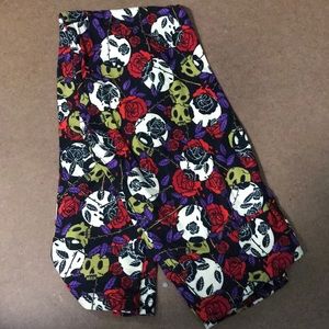 Lularoe One Size Leggings Skulls and Roses New!